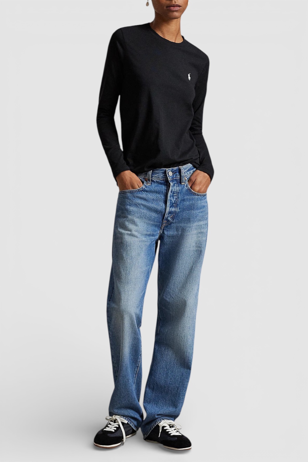 תמונת כל הלוק של חולצת טי